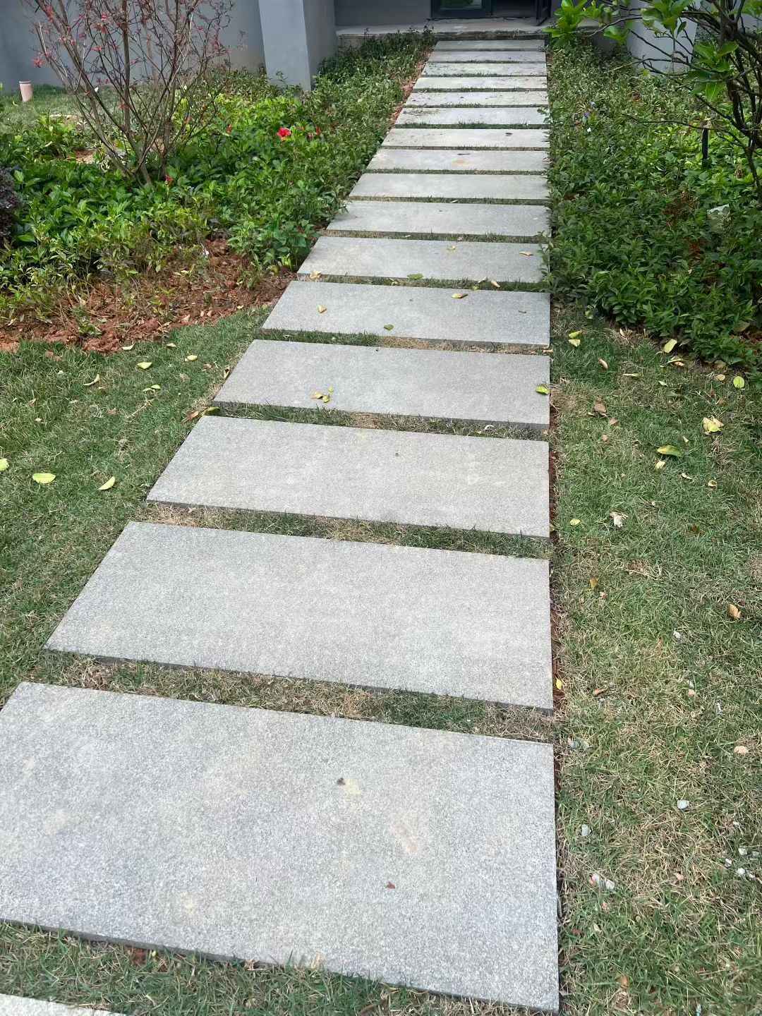郑州 芝麻黑小区踏步、汀步石铺装效果