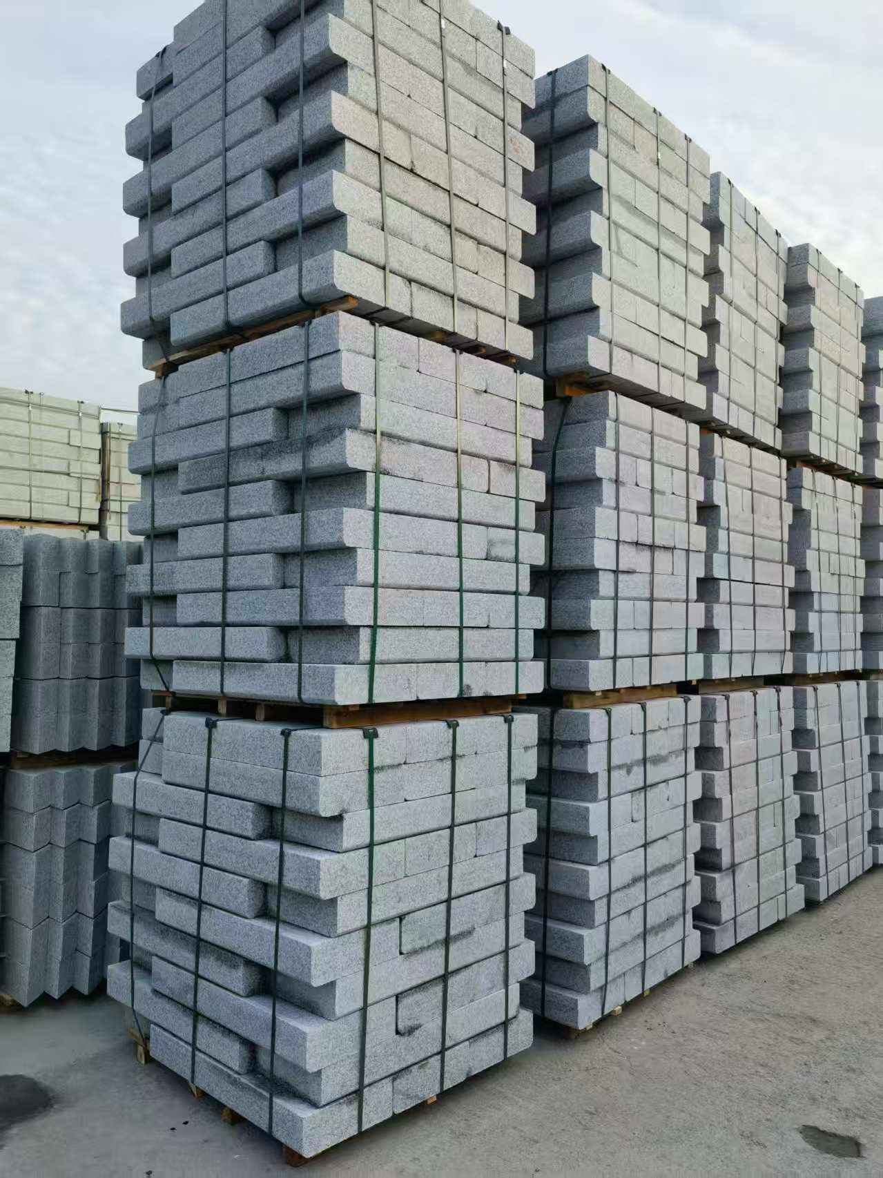 郑州 路沿石（路侧石），颜色一致，尺寸标准