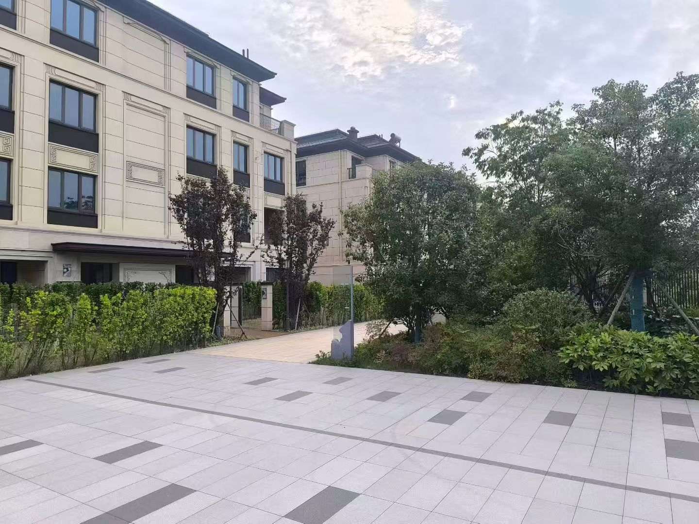 郑州 芝麻白与芝麻白搭配铺装，尺寸1200*600