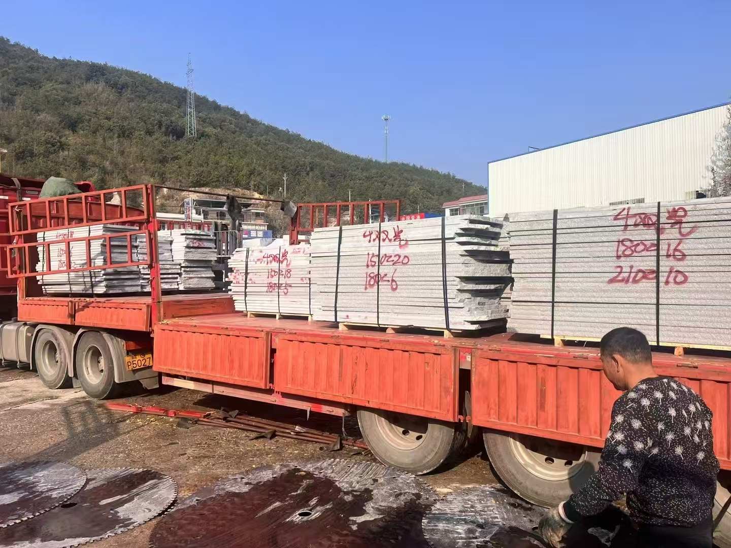 郑州 芝麻灰花岗岩光面毛板出货日常