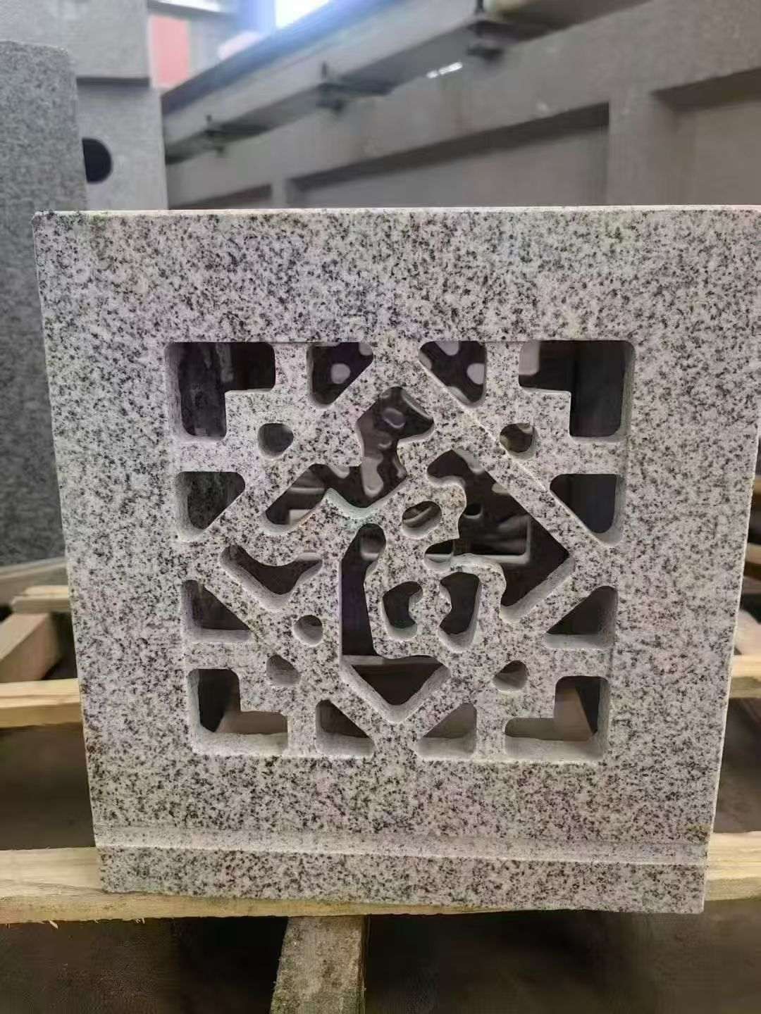 郑州 芝麻白花岗岩镂空雕花灯笼